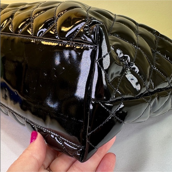 CHANEL Black patent Leather Bag with Gold Charm. - Picture 13 of 15